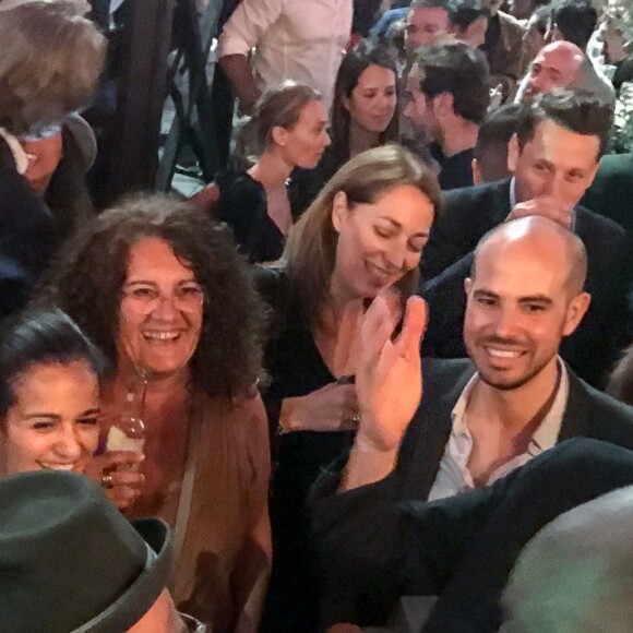 Exclusif - Le journaliste David Pujadas est allé boire un verre en bord de Seine, au port de Javel dans le 15e arrondissement de Paris, accompagné des journalistes de France 2, le 8 juin 2017.