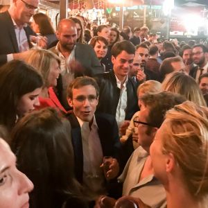 Exclusif - David Pujadas est allé boire un verre en bord de Seine, au port de Javel dans le 15e arrondissement de Paris, accompagné des journalistes de France 2, le 8 juin 2017. Ici en compagnie de Julian Bugier.