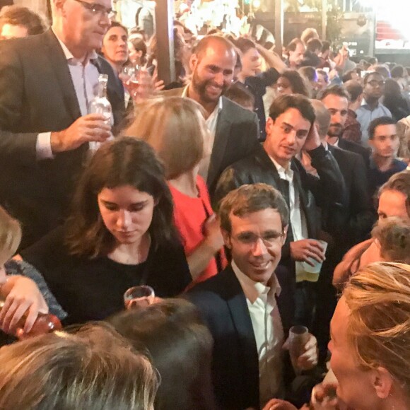 Exclusif - David Pujadas est allé boire un verre en bord de Seine, au port de Javel dans le 15e arrondissement de Paris, accompagné des journalistes de France 2, le 8 juin 2017. Ici en compagnie de Julian Bugier.