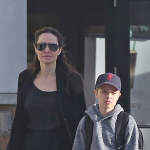 Angelina Jolie et sa fille Shiloh, escortées par un garde du corps, vont faire des courses au supermarché puis passent acheter une guitare pour Shiloh chez Guitar Center. Los Angeles, le 24 avril 2017.