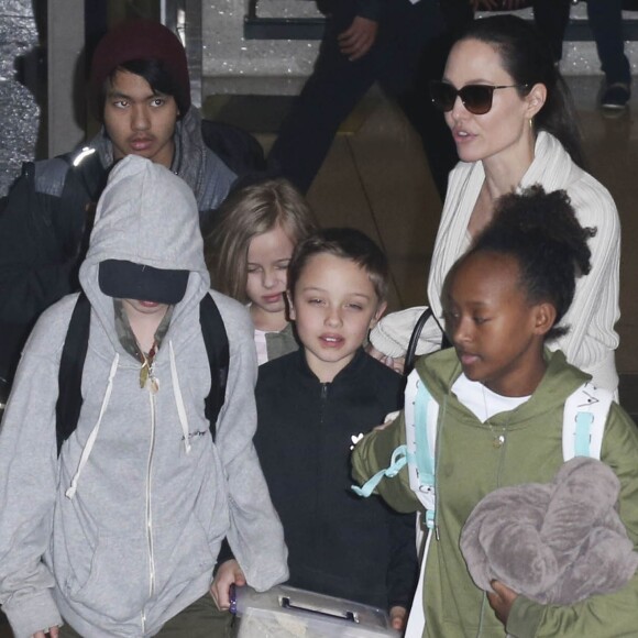 Angelina Jolie arrive avec ses enfants Maddox, Zahara, Shiloh, Vivienne, Knox et Pax Jolie-Pitt à l'aéroport de LAX à Los Angeles, le 17 mars 2017