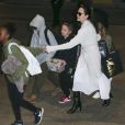 Angelina Jolie arrive avec ses enfants Maddox, Zahara, Shiloh, Vivienne, Knox et Pax Jolie-Pitt à l'aéroport de LAX à Los Angeles, le 17 mars 2017