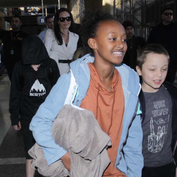 Angelina Jolie et ses enfants, Shiloh Jolie-Pitt, Maddox Jolie-Pitt, Pax Jolie-Pitt, Zahara Jolie-Pitt, Vivienne Jolie-Pitt et Knox Jolie-Pitt arrivent à l'aéroport LAX de Los Angeles, Calirfornie, Etats-Unis, le 11 mars 2017.