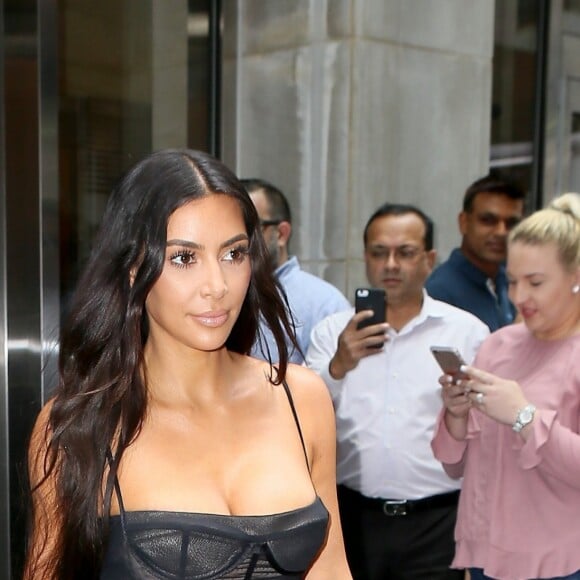 Kim Kardashian sort d'un building à New York, le 14 juin 2017.