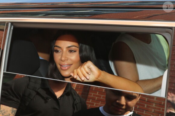 Kim Kardashian sort de chez elle à New York, le 14 juin 2017.