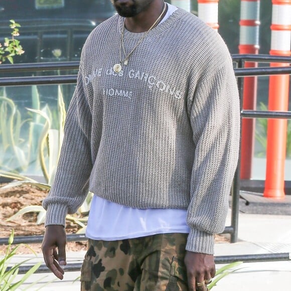 Kanye West se balade dans les rues de Calabasas, le 7 juin 2017