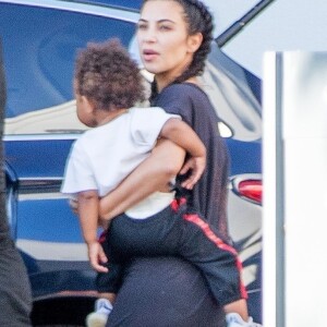 Kim Kardashian et son mari Kanye West arrivent chez eux à Los Angeles avec leurs enfants North et Saint après de merveilleuses vacances au bahamas. North et sa mère Kim ont la même coiffure! Le 6 juin 2017