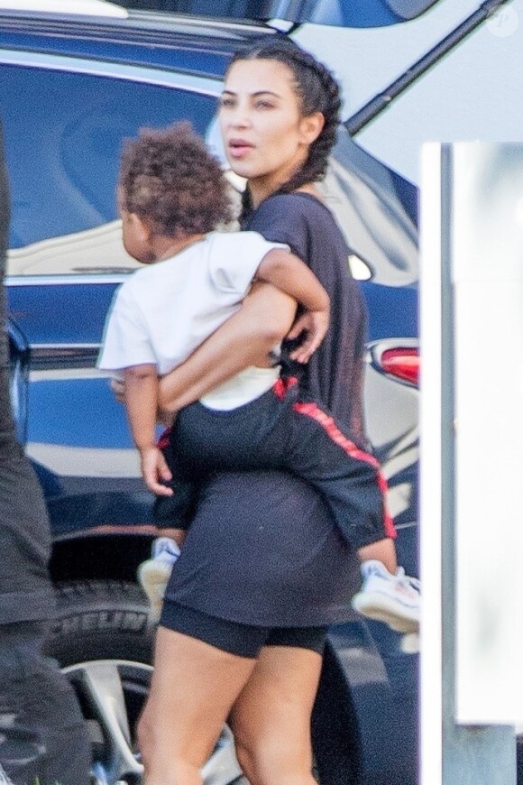 Kim Kardashian et son mari Kanye West arrivent chez eux à Los Angeles avec leurs enfants North et Saint après de merveilleuses vacances au bahamas. North et sa mère Kim ont la même coiffure! Le 6 juin 2017