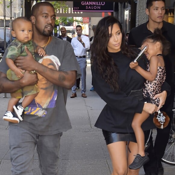 Kim Kardashian et son mari Kanye West dans les rues de New York avec leurs enfants North et Saint dans les bras, le 29 août 2016.