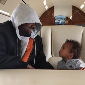 Kanye West et son fils Saint. Photo publiée le 18 juin 2017 sur le compte Instagram de Kim Kardashian.