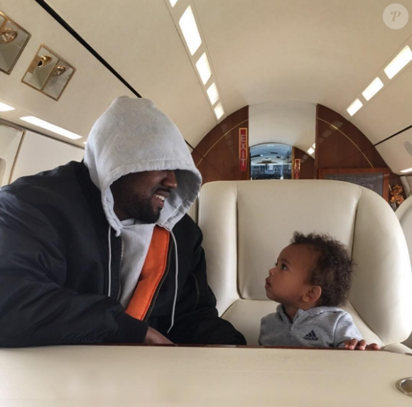 Kanye West et son fils Saint. Photo publiée le 18 juin 2017 sur le compte Instagram de Kim Kardashian.