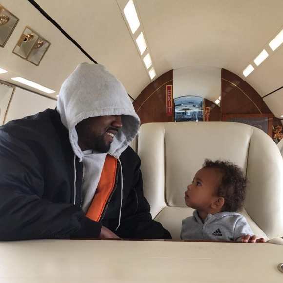 Kanye West et son fils Saint. Photo publiée le 18 juin 2017 sur le compte Instagram de Kim Kardashian.