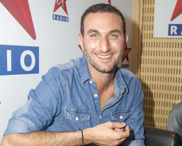 Michael Zazoun en séance de dédicaces chez Virgin Radio lors des Journées du Patrimoine à Paris, le 21 septembre 2014.