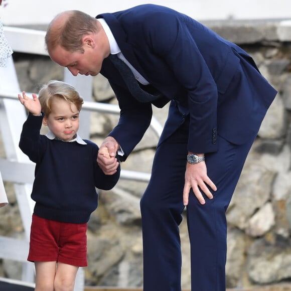 Départ du prince William, duc de Cambridge, Catherine (Kate) Middleton, duchesse de Cambridge, accompagnés de leurs enfants, le prince Georges et la princesse Charlotte après leurs voyage de 8 jours au Canada à Victoria le 1er octobre 2016.