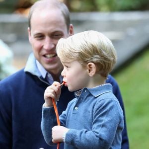 Le prince William, duc de Cambridge et Catherine (Kate) Middleton, duchesse de Cambridge, accompagnés de leurs enfants, le prince Georges et la princesse Charlotte, à une fête organisée pour les enfants dans les jardins de la Maison du Gouvernement à Victoria, Canada, le 29 septembre 2016.