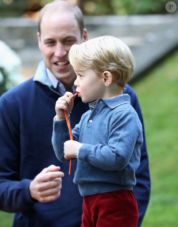 Le prince William, duc de Cambridge et Catherine (Kate) Middleton, duchesse de Cambridge, accompagnés de leurs enfants, le prince Georges et la princesse Charlotte, à une fête organisée pour les enfants dans les jardins de la Maison du Gouvernement à Victoria, Canada, le 29 septembre 2016.