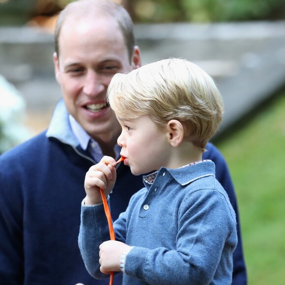 Le prince William, duc de Cambridge et Catherine (Kate) Middleton, duchesse de Cambridge, accompagnés de leurs enfants, le prince Georges et la princesse Charlotte, à une fête organisée pour les enfants dans les jardins de la Maison du Gouvernement à Victoria, Canada, le 29 septembre 2016.