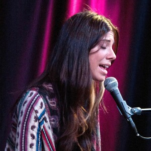 Christina Perri en concert privé sur la radio "FM WISX'S IHEARTRADIO", le 13 fevrier 2012.