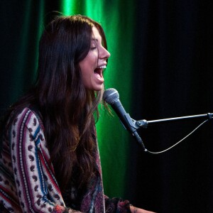 Christina Perri en concert privé sur la radio "FM WISX'S IHEARTRADIO", le 13 fevrier 2012.