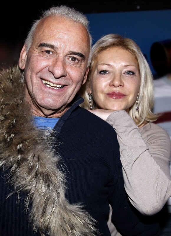 Michel Fugain et sa femme Sanda dans les coulisses du concert de Pluribus aux Folies Bergère le 7 mars 2015 à Paris.