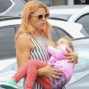 Busy Philipps porte dans ses bras sa fille Cricket Pearl Silverstein à Los Feliz Le 10 juin 2016