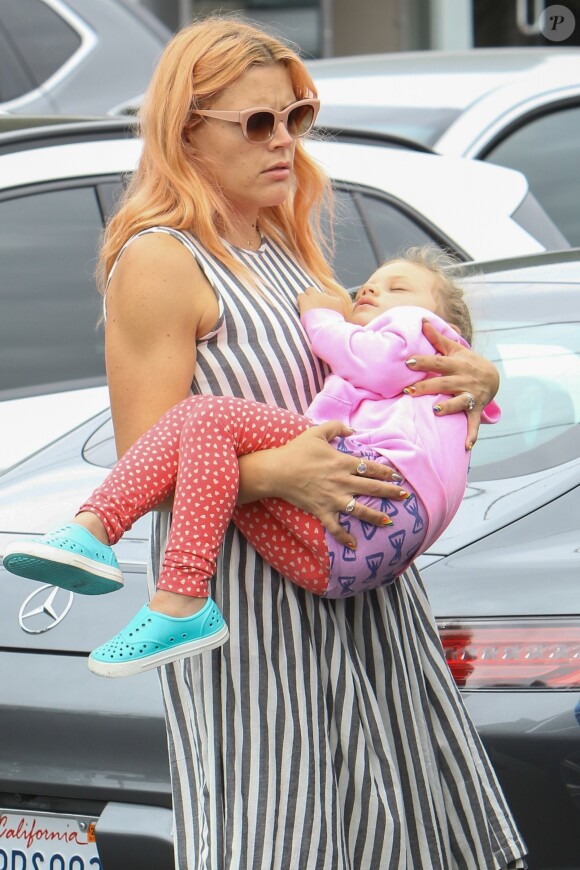 Busy Philipps porte dans ses bras sa fille Cricket Pearl Silverstein à Los Feliz Le 10 juin 2016