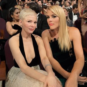 Michelle Williams et Busy Philipps - Intérieur - 89ème cérémonie des Oscars au Hollywood & Highland Center à Hollywood © AMPAS/Zuma/Bestimage 26/02/2017