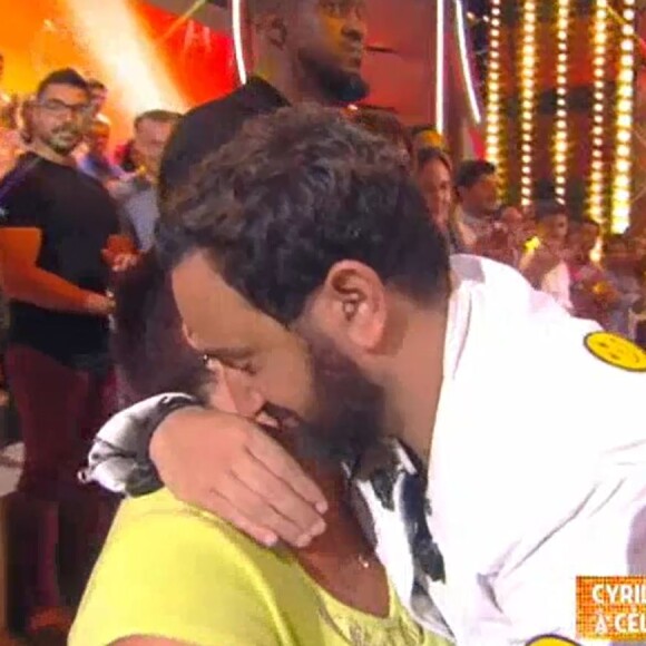 Céline, ses enfants et sa mère remercient Cyril Hanouna pour leur avoir offert une toute nouvelle maison, dans TPMP refait l'année, sur C8 le 23 juin 2017.