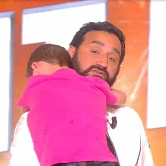 Céline, ses enfants et sa mère remercient Cyril Hanouna pour leur avoir offert une toute nouvelle maison, dans TPMP refait l'année, sur C8 le 23 juin 2017.