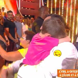 Céline, ses enfants et sa mère remercient Cyril Hanouna pour leur avoir offert une toute nouvelle maison, dans TPMP refait l'année, sur C8 le 23 juin 2017.