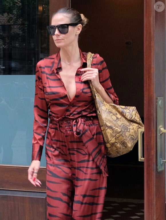 Heidi Klum quitte son hôtel à New York le 23 juin 2017.