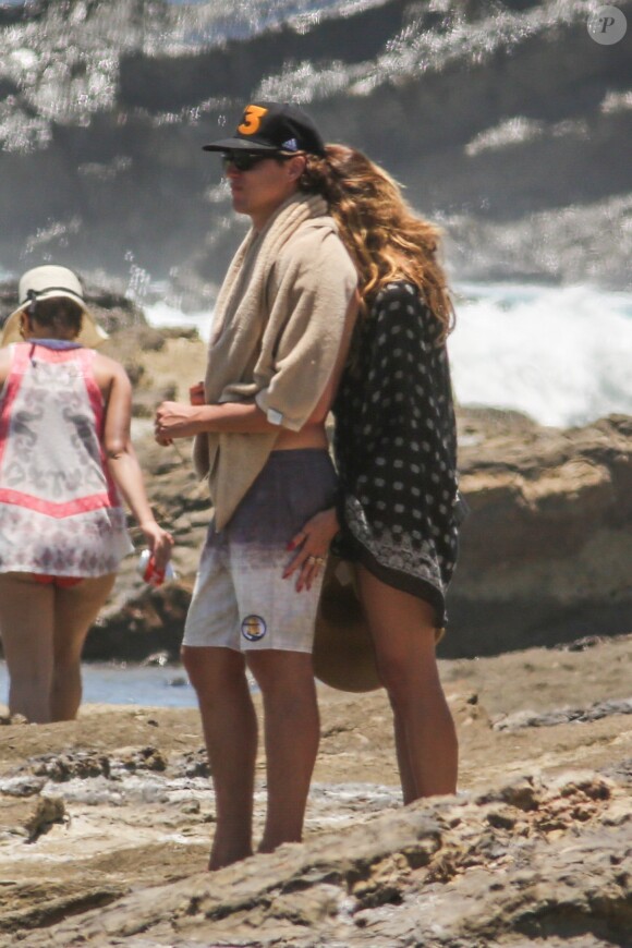Exclusif - Heidi Klum et son compagnon Vito Schnabel passent une journée romantique sur une plage au Costa Rica, le 14 avril 2017.