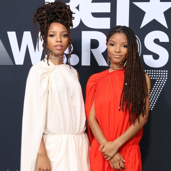 Chloe Bailey et Halle Bailey à la soirée BET Awards 2017 au théâtre Microsoft à Los Angeles, le 25 juin 2017. Les deux soeurs étaient présentes pour récupérer l'un des prix au nom de Beyoncé et prononcer le discours qu'avait préparé la chanteuse, absente de l'événement.