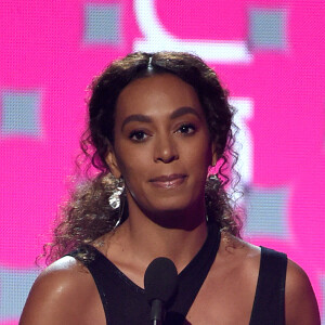 Solange Knowles aux BET Awards accepte le Centric Award pour sa chanson "Cranes In The Sky" le 25 juin 2017 au Microsoft Theater à Los Angeles