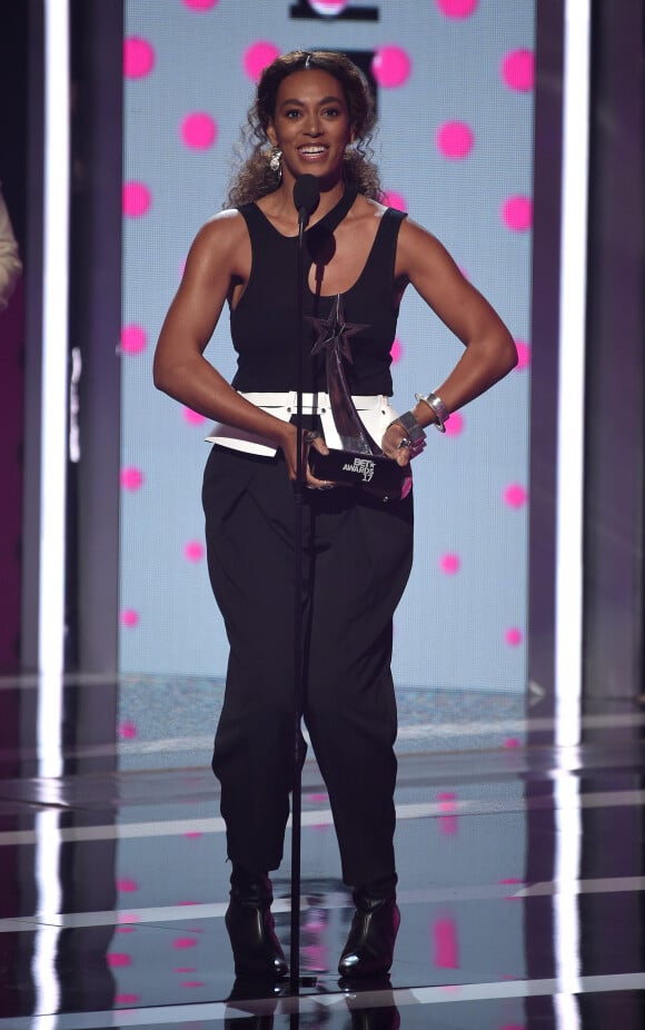 Solange Knowles aux BET Awards accepte le Centric Award pour sa chanson "Cranes In The Sky" le 25 juin 2017 au Microsoft Theater à Los Angeles