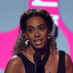 Solange Knowles aux BET Awards accepte le Centric Award pour sa chanson "Cranes In The Sky" le 25 juin 2017 au Microsoft Theater à Los Angeles