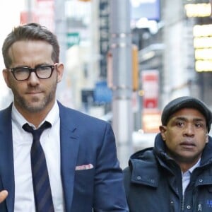 Ryan Reynolds arrive aux studios de l'émission ''Good Morning America'' à New York, le 16 2017. Il porte un costume bleu. © CPA/Bestimage