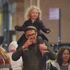 Exclusif - Blake Lively et son mari Ryan Reynolds se baladent incognito à New York avec leurs enfants James et Ines le 2 mars 2017.