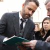 Exclusif - Ryan Reynolds quitte le "Hasty Pudding Club" et signe des autographes à ses fans à Cambridge le 3 février 2017