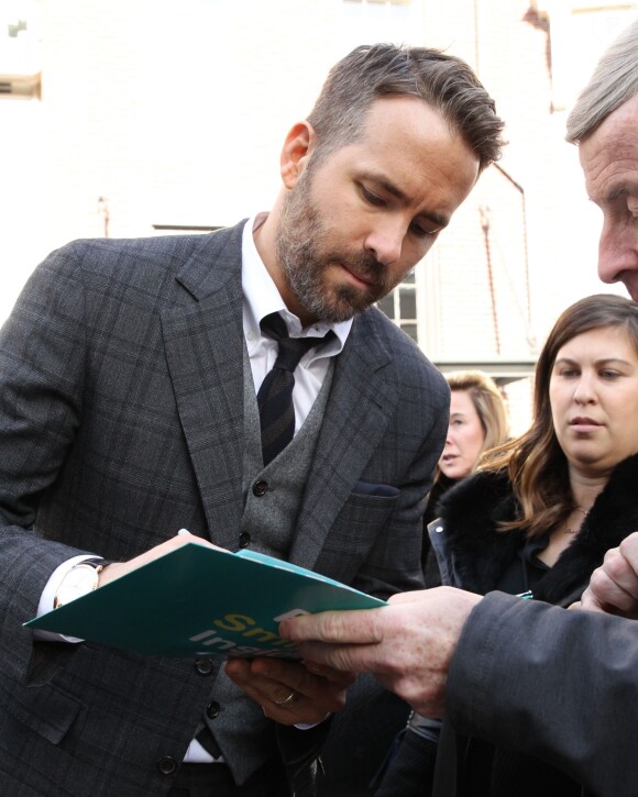 Exclusif - Ryan Reynolds quitte le "Hasty Pudding Club" et signe des autographes à ses fans à Cambridge le 3 février 2017