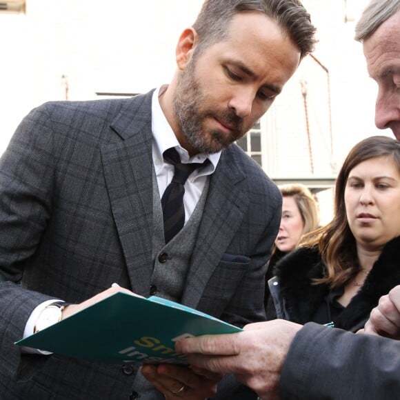 Exclusif - Ryan Reynolds quitte le "Hasty Pudding Club" et signe des autographes à ses fans à Cambridge le 3 février 2017