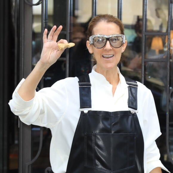 Céline Dion, salopette en cuir noir et une crêpe à la main à la sortie de l'hôtel Royal Monceau à Paris le 25 juin 2017  Céline Dion wearing a black-leather jumpsuit and eating a crepe is seen leaving hjer hotel Royal Monceau in Paris on 25/06/201725/06/2017 - Paris