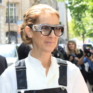 Céline Dion, salopette en cuir noir et une crêpe à la main à la sortie de l'hôtel Royal Monceau à Paris le 25 juin 2017  Céline Dion wearing a black-leather jumpsuit and eating a crepe is seen leaving hjer hotel Royal Monceau in Paris on 25/06/201725/06/2017 - Paris