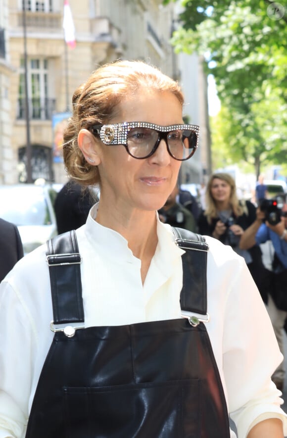 Céline Dion, salopette en cuir noir et une crêpe à la main à la sortie de l'hôtel Royal Monceau à Paris le 25 juin 2017  Céline Dion wearing a black-leather jumpsuit and eating a crepe is seen leaving hjer hotel Royal Monceau in Paris on 25/06/201725/06/2017 - Paris