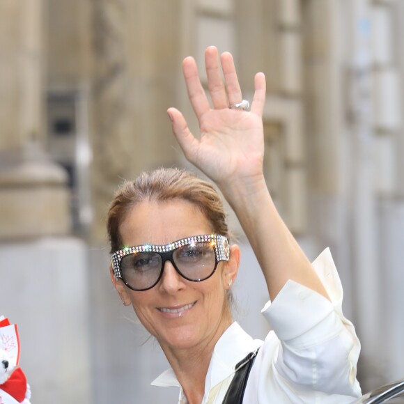 Céline Dion, salopette en cuir noir et une crêpe à la main à la sortie de l'hôtel Royal Monceau à Paris le 25 juin 2017  Céline Dion wearing a black-leather jumpsuit and eating a crepe is seen leaving hjer hotel Royal Monceau in Paris on 25/06/201725/06/2017 - Paris