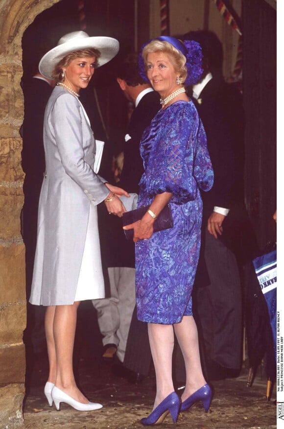 La princesse Diana et sa mère Frances Shand-Kydd en septembre 1989 lors d'un mariage.