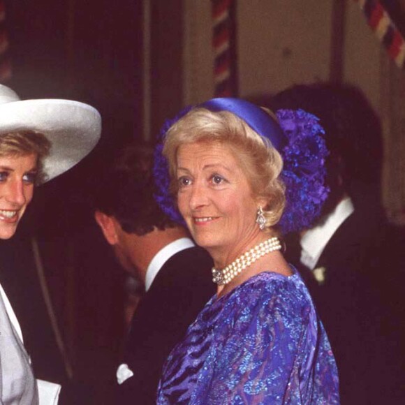 La princesse Diana et sa mère Frances Shand-Kydd en septembre 1989 lors d'un mariage.