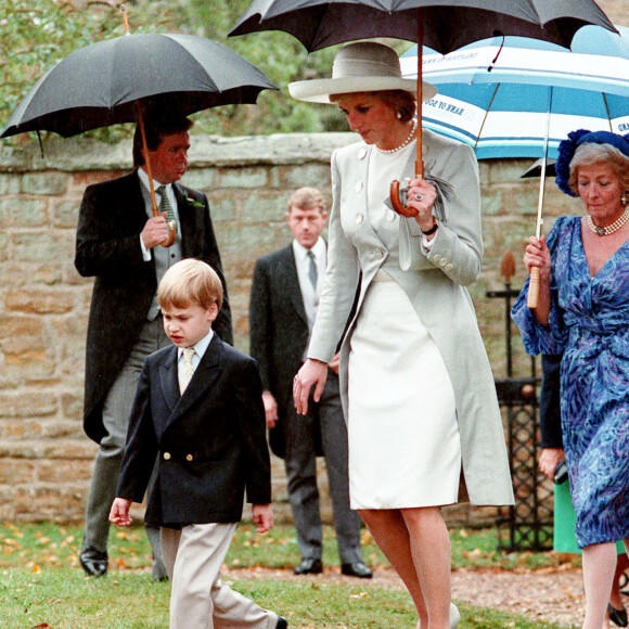 La princesse Diana avec son fils le prince William et sa mère Frances en septembre 1989 lors du mariage de Charles Spencer et Victoria Lockwood dans le Northamptonshire. © PA/ABACA.