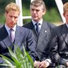 Le prince William et le prince Harry le 6 juillet 2004 lors de la cérémonie d'inauguration de la fontaine installée à la mémoire de la princesse Diana à Hyde Park, à Londres.