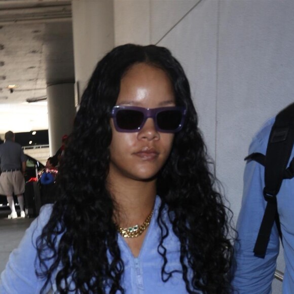 Rihanna prend un vol à l'aéroport LAX de Los Angeles, le 24 juin 2017.